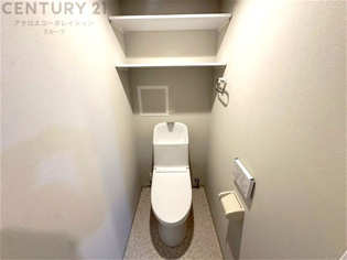 温水洗浄便座付トイレは温水洗浄機能により、暖かい水でおしりを洗浄することができ、冷たい水を使う従来の便座に比べ、温水洗浄機能で暖かいトイレを提供し、快適な使用を可能にします。