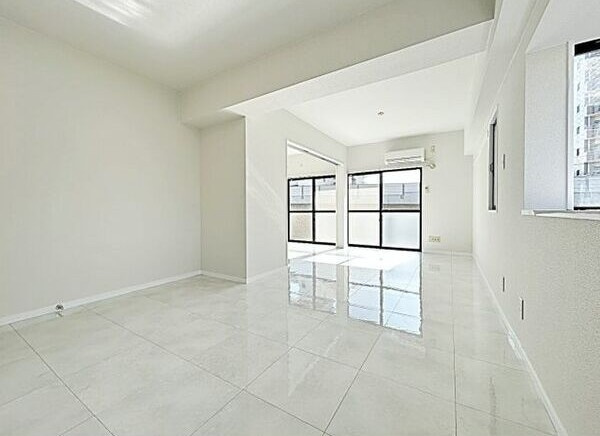 ソレイユ上社の居間・リビング