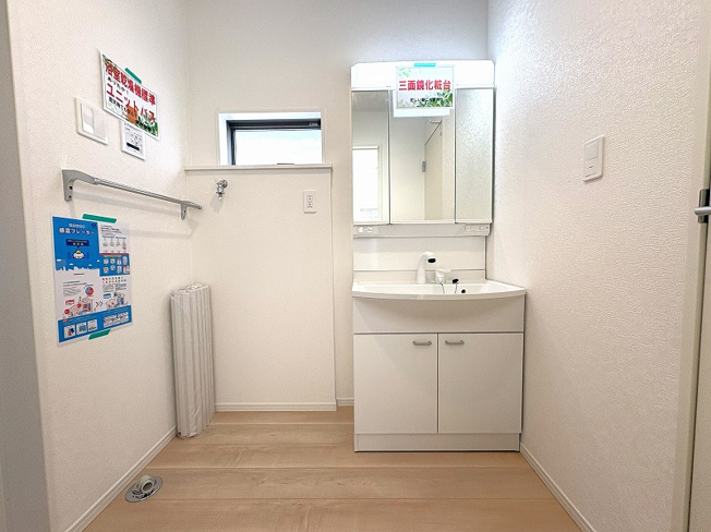 【独立洗面台】 | 新座市片山2丁目　新築一戸建住宅　全1棟　（保谷店） | 洗面台には大きく見やすい三面鏡が付いているので、身支度がスムーズに行えます。