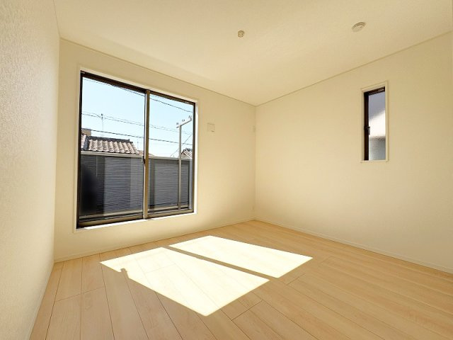 【寝室】 | 新座市片山2丁目　新築一戸建住宅　全1棟　（保谷店） | 2階6.0帖/バルコニーと繋がり開放感あるお部屋。お布団もサッと干しやすいです。