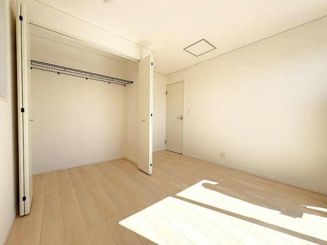 【寝室】 | 新座市片山2丁目　新築一戸建住宅　全1棟　（保谷店） | 2階6.0帖/バルコニーと繋がり開放感あるお部屋。お布団もサッと干しやすいです。