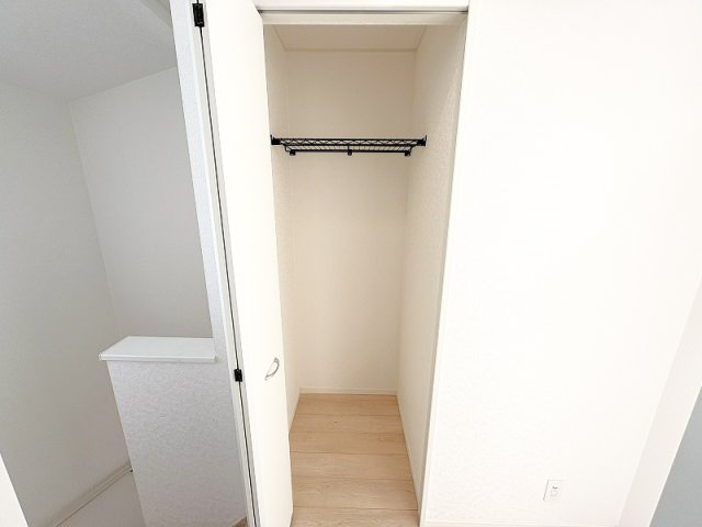 【収納】 | 新座市片山2丁目　新築一戸建住宅　全1棟　（保谷店） | 掃除道具や日用品ストックもスッキリ片付く2階廊下収納