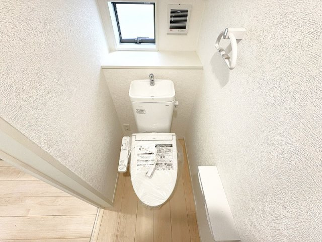 【トイレ】 | 新座市片山2丁目　新築一戸建住宅　全1棟　（保谷店） | 温水洗浄機能付、清潔感のあるトイレ。便利なカウンター付です。