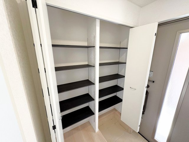 【玄関】 | 新座市片山2丁目　新築一戸建住宅　全1棟　（保谷店） | シューズボックス付きなのでスッキリとした玄関を保ちやすいです。