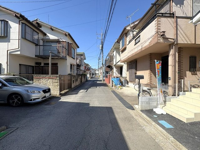 【前面道路含む現地写真】 | 新座市片山2丁目　新築一戸建住宅　全1棟　（保谷店） | 南西道路に面しており、陽当たり良好。バス便充実し各方面へ好アクセス。
