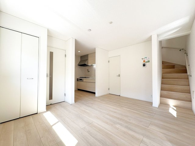 【居間・リビング】 | 新座市片山2丁目　新築一戸建住宅　全1棟　（保谷店） | 暮らしの中心となるリビングは、ご家族で心地良く過ごせる空間に。