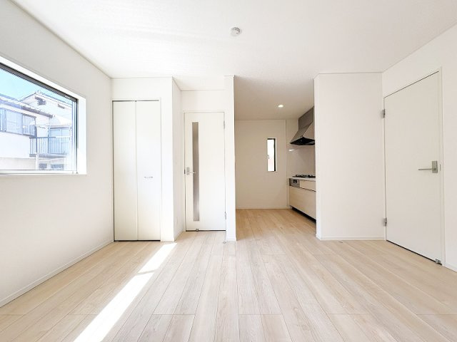 【居間・リビング】 | 新座市片山2丁目　新築一戸建住宅　全1棟　（保谷店） | 生活感を隠しつつ日常使いの物をすぐ近くに置いておけるリビング収納付き。