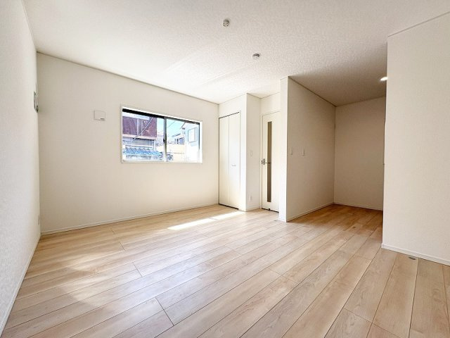 【居間・リビング】 | 新座市片山2丁目　新築一戸建住宅　全1棟　（保谷店） | 落ち着いた色味のクロスとフローリングでほっと一息つける空間。