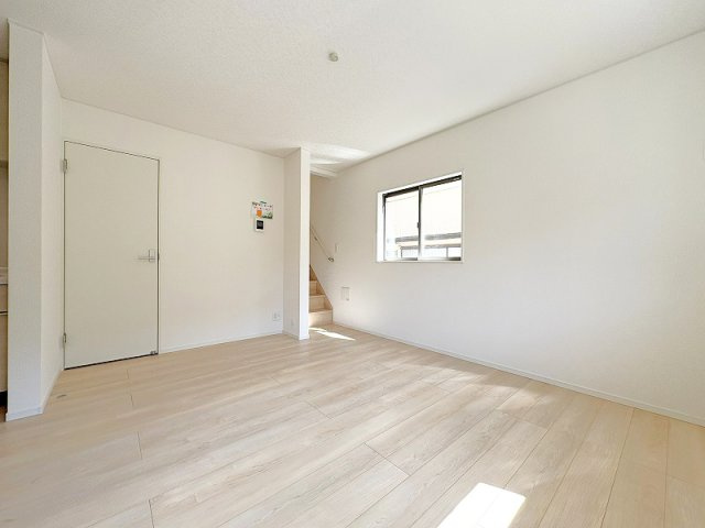 【居間・リビング】 | 新座市片山2丁目　新築一戸建住宅　全1棟　（保谷店） | 帰宅後、自室へ向かう際にリビングを通るためご家族との仲が一層深まりそう。