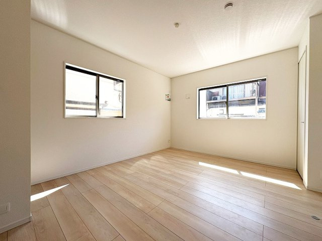 【居間・リビング】 | 新座市片山2丁目　新築一戸建住宅　全1棟　（保谷店） | 2面採光につき明るく開放的なリビングです。