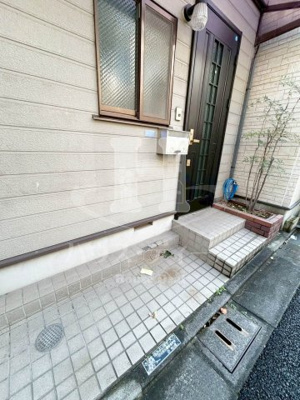 【エントランス】 | 東尾久5丁目戸建 | ゆとりのあるエントランスです