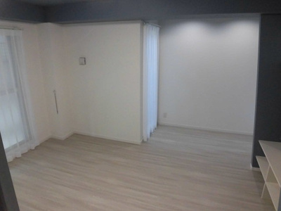 【居間・リビング】 | エヌエムスワサントトワ | アクセントクロスがおしゃれな内装です