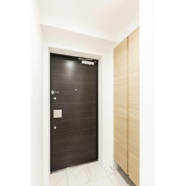 ＬＩＢＲ　ＧＲＡＮＴ世田谷等々力の玄関|■モニタ付インターホン■シューズクローゼット■ダウンライト