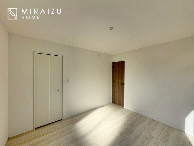【洋室】 | プライバシー性と開放感を高める住環境。陽当たりの良い開かれたロケーションを活かし、心地よい暮らしをプランニング