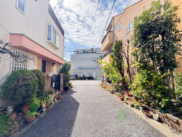 目黒区青葉台1丁目の前面道路含む現地写真|お洒落な飲食店や雑貨店が多い便利なエリアですが、物件周辺の住環境はとても落ち着いています。