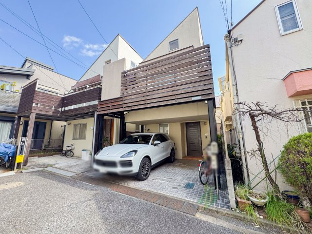目黒区青葉台1丁目の外観|爽やかな青空の下に贅沢なほどに降り注ぐ陽光、豊かな居住性と、クオリティが見事に調和した住空間は、住まうことの喜びを感じさせてくれます。