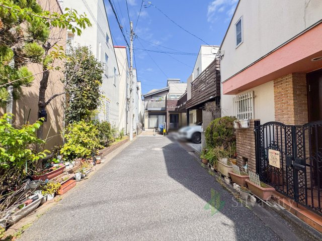 目黒区青葉台1丁目の前面道路含む現地写真|お洒落な飲食店や雑貨店が多い便利なエリアですが、物件周辺の住環境はとても落ち着いています。