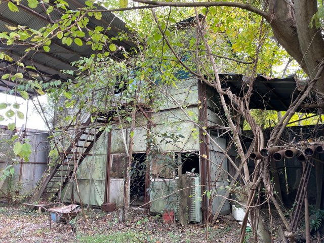 鎌ケ谷市初富　土地の外観|敷地内の古い倉庫（痛みが激しく使用できません）