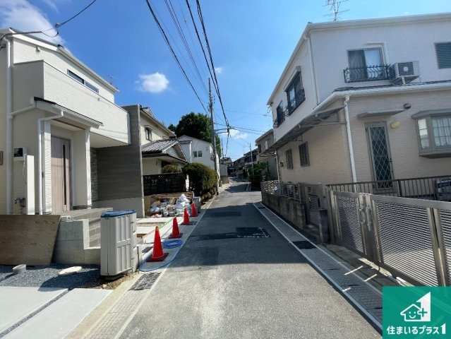 宇治市広野町寺山　第3期　新築一戸建ての前面道路含む現地写真|周辺は落ち着いた街並みの住宅地！子育てがしやすい住環境です！まだ未完成ですが、現地でしかわからない事もございます。是非一度ご覧ください。