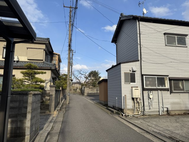 東区秋葉1丁目　土地の前面道路含む現地写真|「国道113号線」へのアクセスが非常にスムーズです 。各方面へのフットワークも軽く、毎日のマイカー通勤はもちろん、週末のドライブやショッピングなど、お車での移動が多いご家族にとって利便性の高い住環境