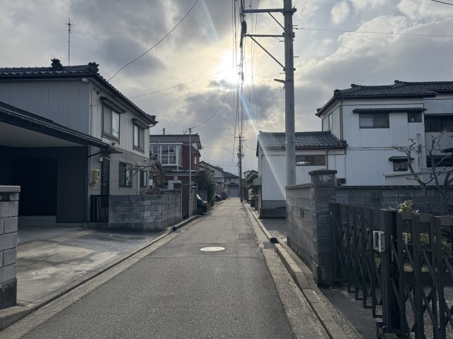 東区秋葉1丁目　土地の前面道路含む現地写真|不動の人気を誇る南向きの立地です。日中の採光がしっかりと確保できるため、お部屋の奥まで明るく、冬場でも太陽の熱でポカポカと暖かいのが最大のメリットです。