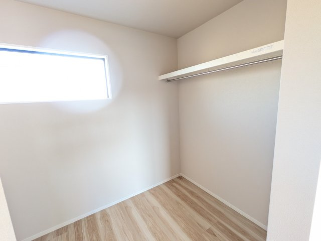 土浦市桜町2期　新築戸建の収納|大容量のウォークインクローゼット。衣類はもちろん、スーツケースや季節の家電もまとめて収納でき、居室空間をすっきりと保ちます。