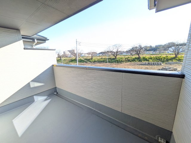 土浦市桜町2期　新築戸建のバルコニー|洗濯物も布団もまとめて干せるワイド設計。
広々としたワイドバルコニーで、家事の効率が上がり、日々の暮らしが快適になります。