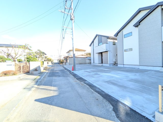 土浦市桜町2期　新築戸建の外観|現地完成済で建物や駐車場、お庭も全てご覧いただけます。
陽当たりや敷地の広さをご確認できます！
本日のご見学も可能です♪
お気軽にお電話またはお問い合わせください。