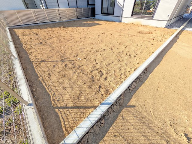 土浦市桜町2期　新築戸建の庭|リビングに明るい光を届ける広々とした南庭。
お子様の遊び場やペットのスペースとしても最適です。
室内外で心地よい暮らしが叶います。