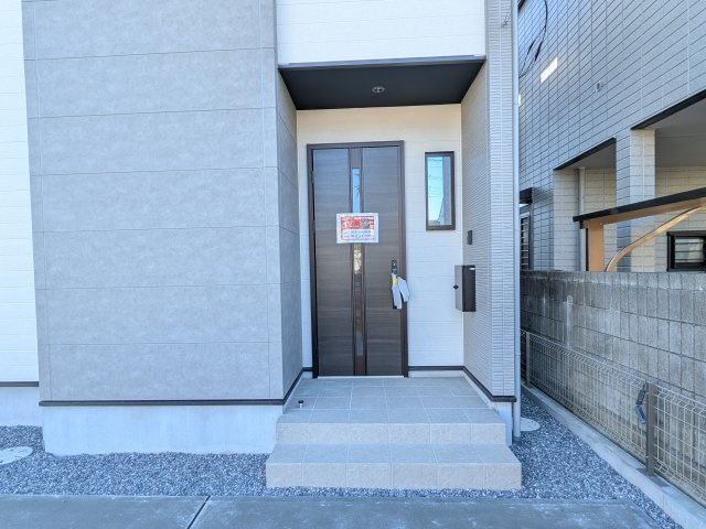 土浦市桜町2期　新築戸建の玄関|お洒落な玄関ドアと洗練された外壁デザイン。家の顔にふさわしい上質な佇まいで、ご家族やお客様を迎えます。