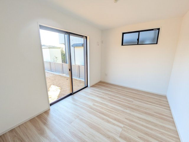 土浦市桜町2期　新築戸建の洋室|リビングと繋がる多目的スペース。引き戸を開ければ広々LDK、閉じれば客間や書斎、お子様の遊び場に早変わりします。日当たりも良好です♪