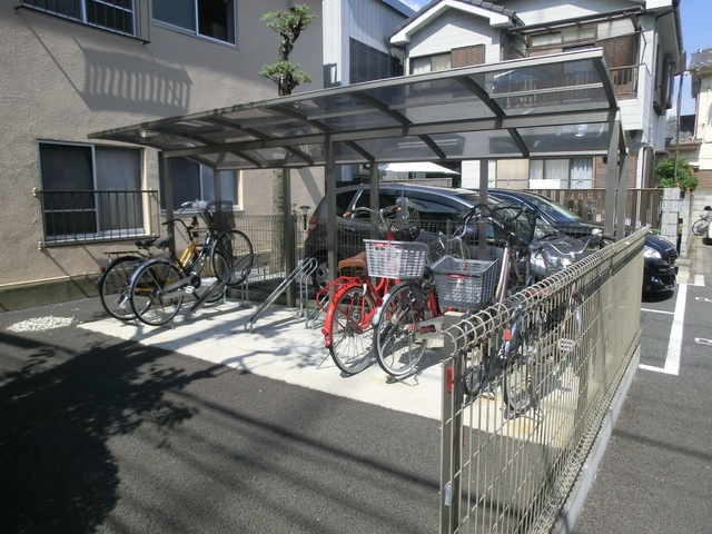 澤柳マンションのその他共用部分|屋根付き駐輪場。