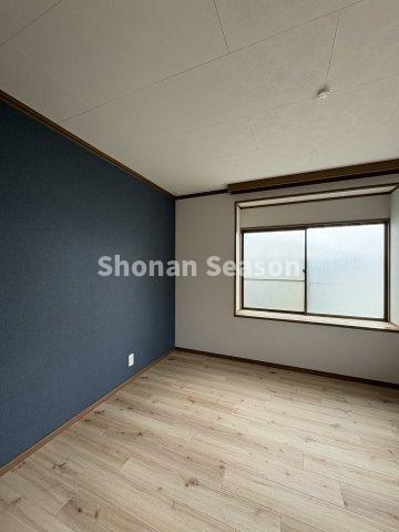 【内装】 | アクセントクロスが映えるオシャレな洋室です◎