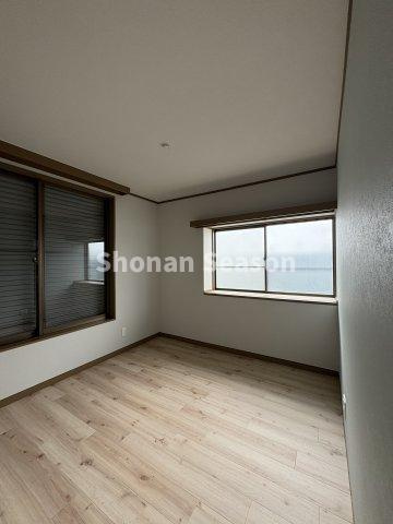 【洋室】 | 2階は全室フローリング仕様◎日々のお手入れもラクラクです♪