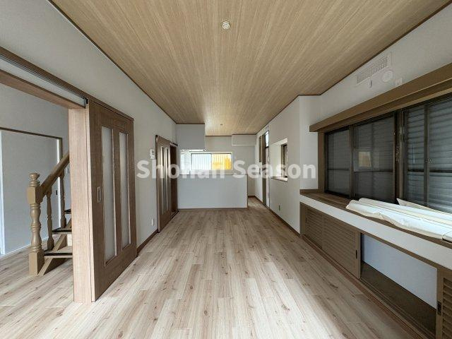 【居間・リビング】 | 保育園・幼稚園・小・中学校がほど近い子育て世帯にも安心の住環境！　
毎日のお買い物に欠かせないスーパー・コンビニ・ドラッグストアが徒歩圏内の立地です。