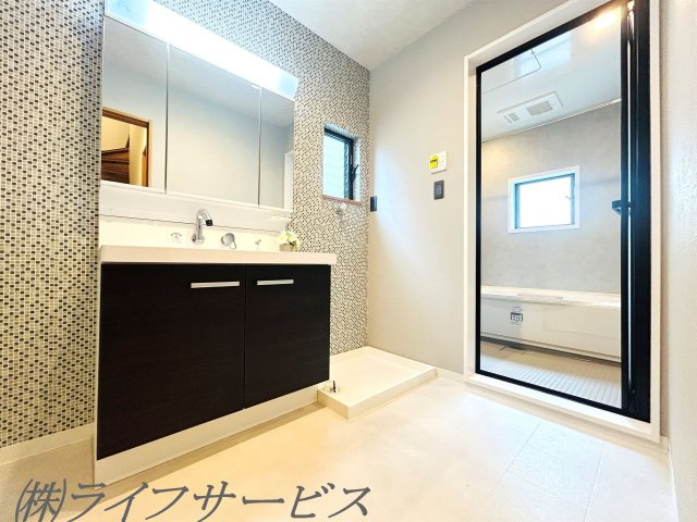 【洗面所】 | 十三東４丁目中古戸建 | 洗面所／洗面室に窓有！