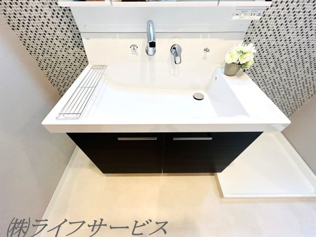 【洗面所】 | 十三東４丁目中古戸建 | 三面鏡タイプのシャワー付洗面化粧台新調