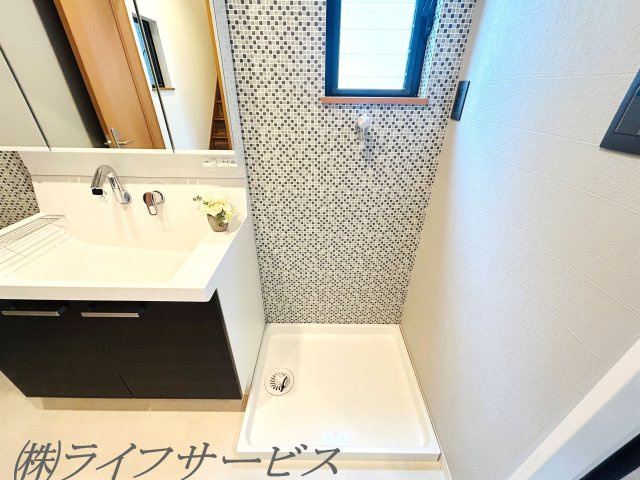 【洗面所】 | 十三東４丁目中古戸建 | 洗濯パン新調／洗面室に窓有！
