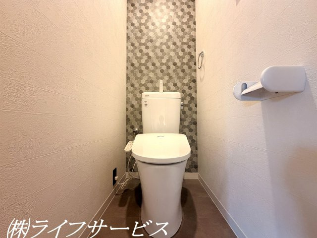 【トイレ】 | 十三東４丁目中古戸建 | 温水洗浄便座付トイレ新調・トイレに窓有！