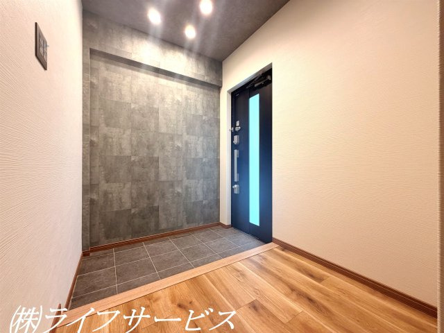 【玄関】 | 十三東４丁目中古戸建 | 玄関／ダウンライト新設で明るい玄関です！