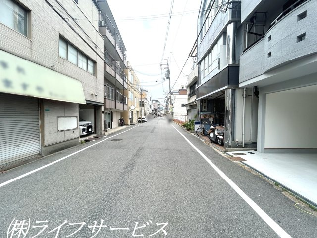 【前面道路含む現地写真】 | 十三東４丁目中古戸建 | 前面道路：幅員約7.2ｍ公道