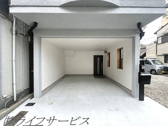 【駐車場】 | 十三東４丁目中古戸建 | ビルトインガレージ