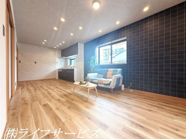 【居間・リビング】 | 十三東４丁目中古戸建 | 室内リフォーム済・２階ＬＤＫ14.5帖