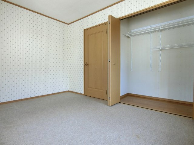 新潟市東区新松崎3丁目の洋室