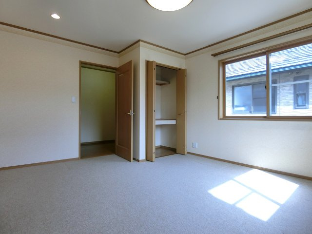 新潟市東区新松崎3丁目の洋室