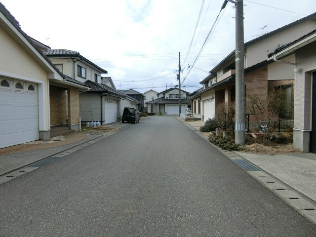 新潟市東区新松崎3丁目の前面道路含む現地写真