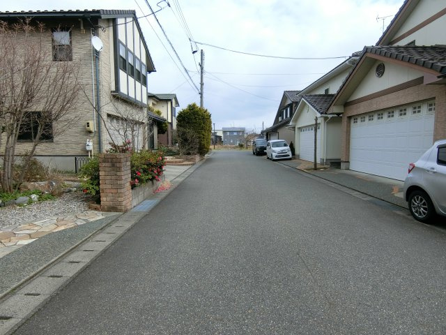 新潟市東区新松崎3丁目の前面道路含む現地写真