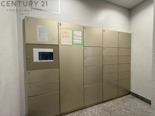 宅配ボックスは荷物の受け取りや配達が便利で安全です。不在時でも荷物が確保され、盗難や損傷のリスクが減少。受け取り時間の柔軟性が向上。外出先からでも荷物の受け取りや預けが可能となります。