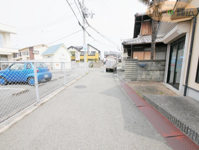 明石市二見町西二見　中古戸建の前面道路含む現地写真