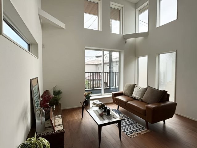 杉並区今川3丁目　吹抜リビング×ロフト　車庫付デザイン住宅　全3棟の居間・リビング|1号棟　イメージです